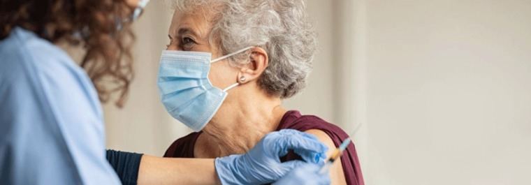 Sanidad centraliza la vacunación de mutualistas mayores de 80 en el Zendal