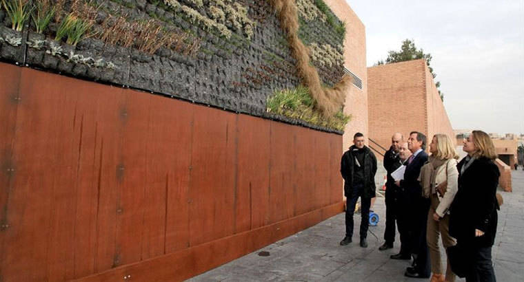 1.353 plantas dan vida al jardín vertical del Bulevar Salvador Allende