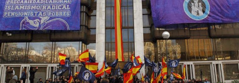 Los okupas neonazis de Hogar Social desalojados del Banco Madrid