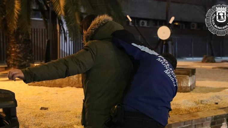 Detenidos cinco jóvenes en una fiesta en un piso de Carabanchel por agredir a 6 agentes