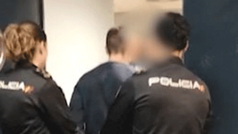 Roban un coche con geolocalizador e intentan arrollar a un policía