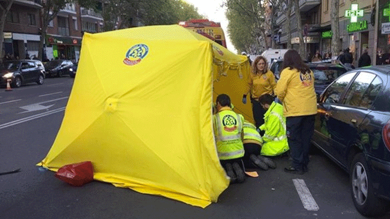 Una joven de 25 años herida muy grave tras ser atropellada por un autobús de la EMT