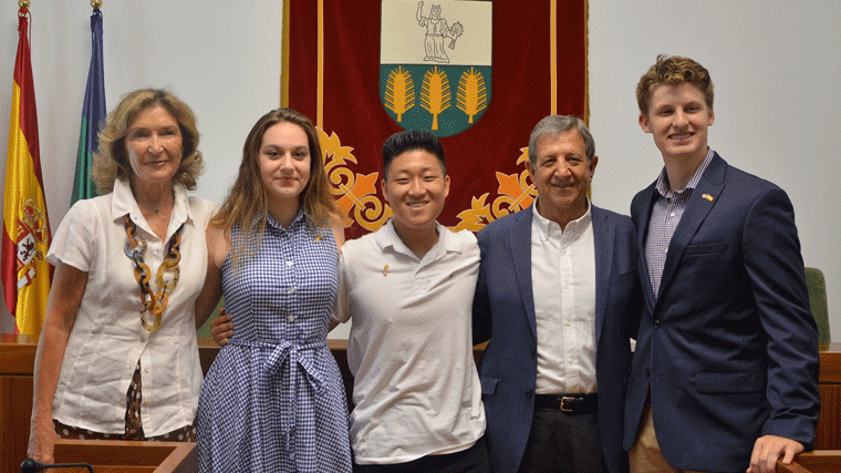 Tres jóvenes de La Cañada-Flintridge (EE.UU) visitan por segundo año el municipio