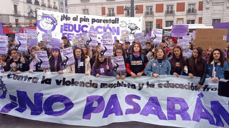 Jóvenes feministas se manifiestan en Sol contra el `pin parental´