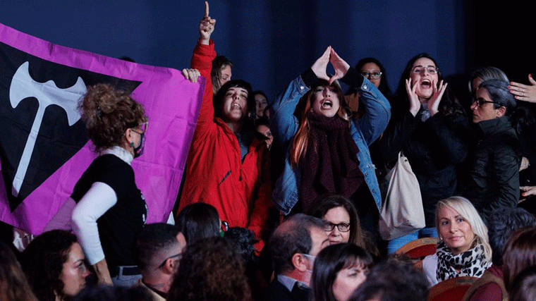 Jóvenes feministas se enfrentan a Montero: 'Hacemos esto porque no nos escuchan, no hay debate público'