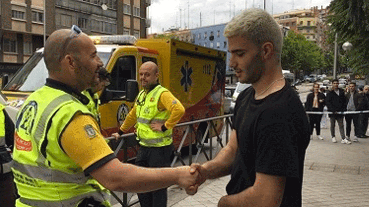 Un joven reanima a un conductor tras sufrir un infarto e invadir la acera en Santa Mª de la Cabeza