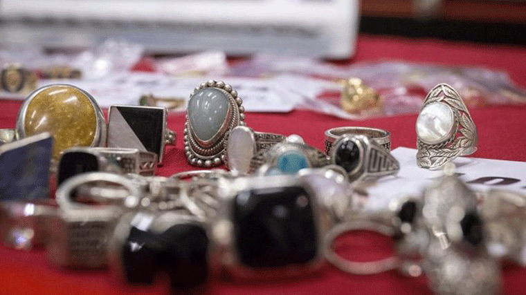 El Ayuntamiento subasta cerca de 3.600 objetos perdidos entre joyas, relojes y bisutería desde este lunes