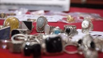 El Ayuntamiento subasta cerca de 3.600 objetos perdidos entre joyas, relojes y bisutería desde este lunes