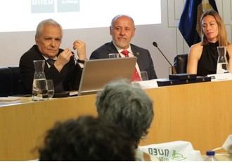 Juan Cruz Ruiz destaca la importancia de las humanidades en la graduación de Filología UNED 2024-2025