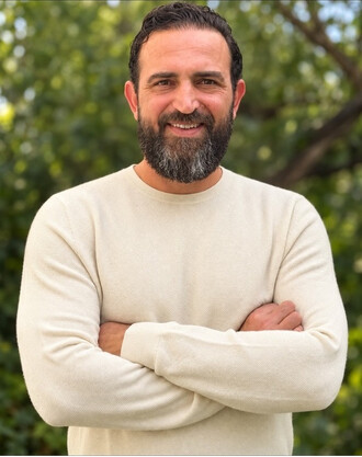 Alumno de la UNED, finalista de los premios Círculo Rojo con su primer libro