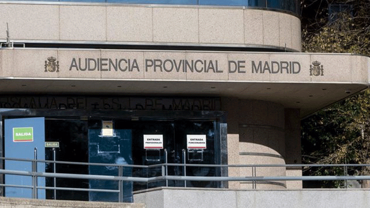 Juzgan a un hombre que torturó y mató a un joven hallado dentro de un sofa