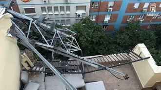 Antena de telefonía cae en edificio de Madrid, sin heridos