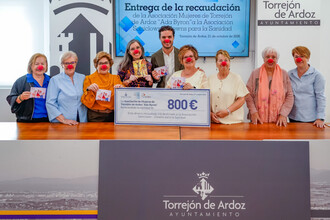Ada Byron entrega 800 euros a Saniclown con la venta de un cuento colectivo