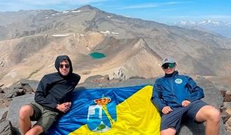 Jóvenes de Torrelodones llevan su bandera al Mulhacén