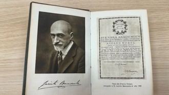 Donación de un libro firmado por Jacinto Benavente a la biblioteca local