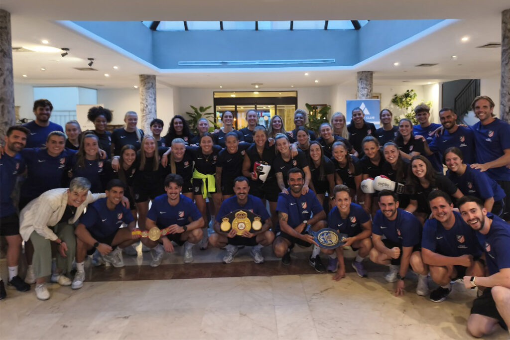 Miriam Gutiérrez, campeona mundial de boxeo, comparte su experiencia sobre salud mental con el Atlético de Madrid femenino