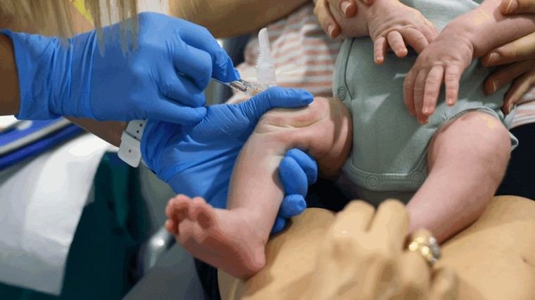 Citas previas para vacunar a 50.000 bebés contra la bronquiolitis en Madrid a partir de este lunes