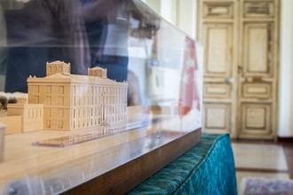 Boadilla del Monte recibe una maqueta histórica del Palacio para su exhibición permanente