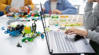 Inversión de 9,3 millones para integrar robótica en colegios e institutos de la región