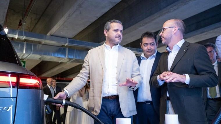 Inaugurado el mayor punto de recarga de vehículos eléctricos en el parking de Metro Nuevos Ministerios