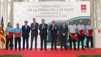 Más de 200 conductores madrileños reciben un emotivo homenaje por su labor en las zonas afectadas por la DANA en Valencia