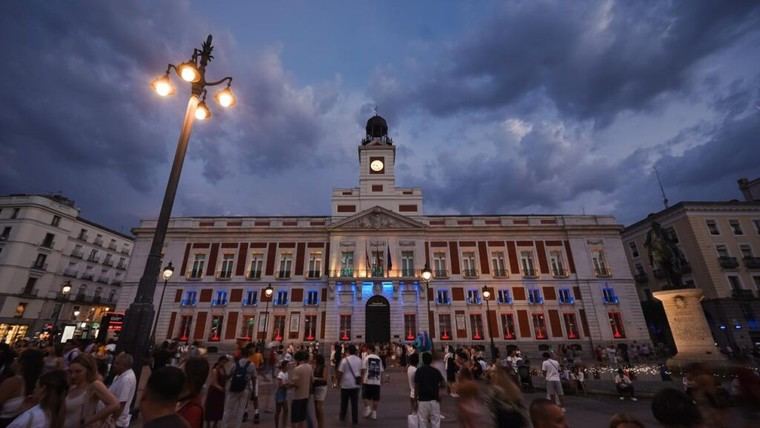 Fachada de la Real Casa de Correos se ilumina en solidaridad con Colombia tras el terremoto