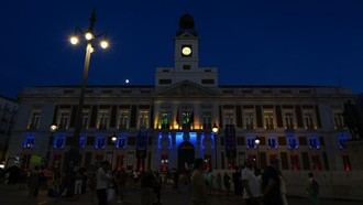 La fachada de la Real Casa de Correos brilla con los colores de Venezuela en señal de solidaridad tras los terremotos
