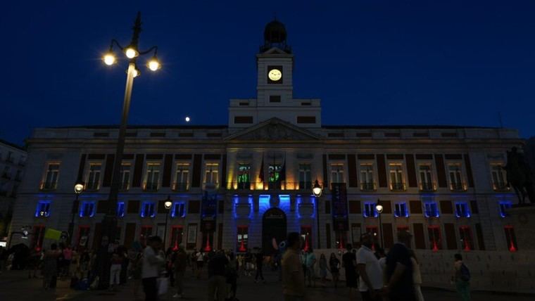 La fachada de la Real Casa de Correos brilla con los colores de Venezuela en señal de solidaridad tras los terremotos