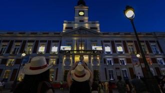 Fachada de la Real Casa de Correos se ilumina en amarillo y blanco para recibir al Papa León XIV