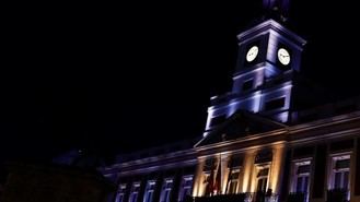 La fachada de la Real Casa de Correos se ilumina de azul por el Día Mundial del Autismo en Madrid