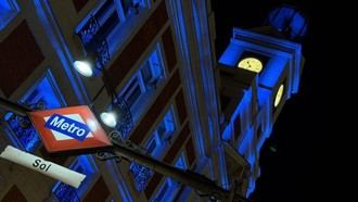La fachada de la Real Casa de Correos se ilumina de azul por el Día Mundial del Cáncer de Ovario