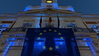 La fachada de la Real Casa de Correos se ilumina de azul por el Día de Europa en Madrid