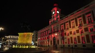 La Real Casa de Correos se ilumina de rojo en honor al Día Mundial de la Conciencia sobre Cavernomas y del Donante de Sangre