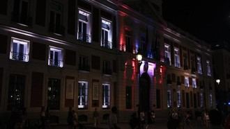La fachada de la Real Casa de Correos se ilumina en apoyo a Ceuta