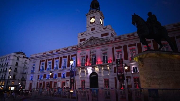 La fachada de la Real Casa de Correos se ilumina en honor al 250º aniversario de la independencia de EE. UU