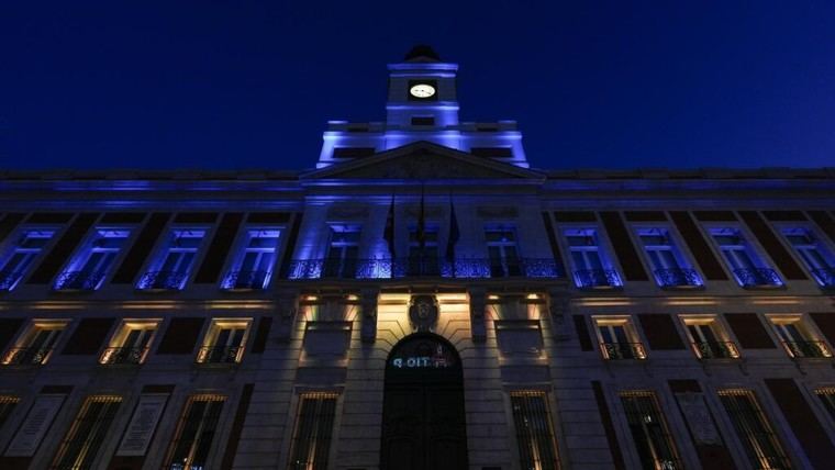 La fachada de la Real Casa de Correos se ilumina en azul y amarillo por el 35º aniversario de la independencia de Ucrania