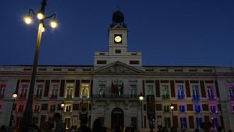 La Real Casa de Correos brilla con la bandera arcoíris en el Día Internacional del Orgullo LGTBI