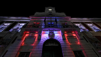 La Real Casa de Correos se ilumina en apoyo a Ceuta tras dos meses de crisis