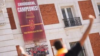 La Real Casa de Correos se ilumina con la bandera de España tras el triunfo en el Mundial de Fútbol 2026
