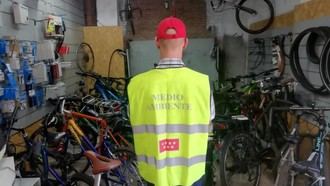 Controlan el impacto ambiental de las baterías de litio en patinetes y bicicletas eléctricas en Madrid