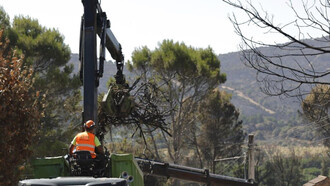 177 vehículos y maquinaria para acelerar la reconstrucción en la Sierra Oeste tras el incendio de verano