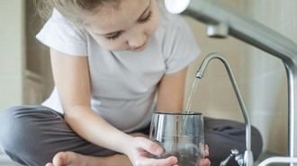 Madrid, la región que menos agua embotellada consume en España, con 42 litros por habitante menos que la media nacional