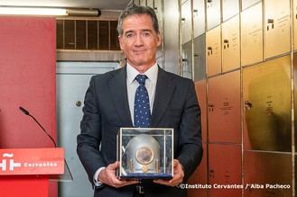 ETSIAE entrega réplica de escafandra a legado de Emilio Herrera en el Instituto Cervantes