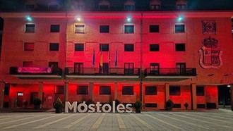 Fachada iluminada de rojo para concienciar sobre la hemocromatosis