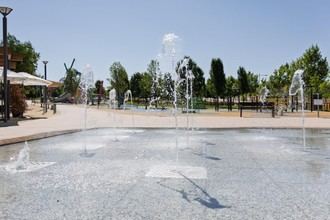 Fuente de chorros en el parque Miguel Ángel Blanco disponible todos los días de 11:00 a 21:00 horas