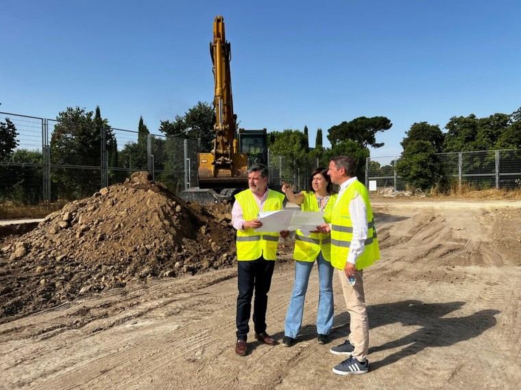 Nuevo campo de fútbol 7 con césped artificial en El Capricho I