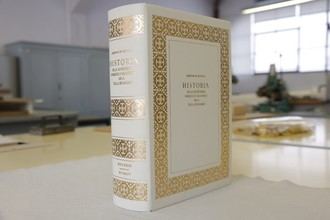 Madrid obsequia al papa León XIV con un libro artesanal y dulces típicos