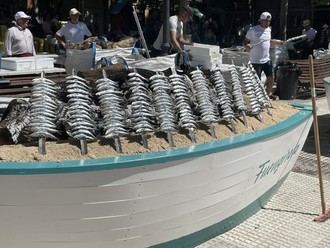 Plaza de Olavide se convierte en playa para combatir la soledad