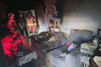 Intervención policial y de bomberos evita daños mayores en incendio residencial