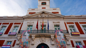 Banderas de 22 países hispanohablantes y Estados Unidos adornan la Real Casa de Correos por Hispanidad 2026